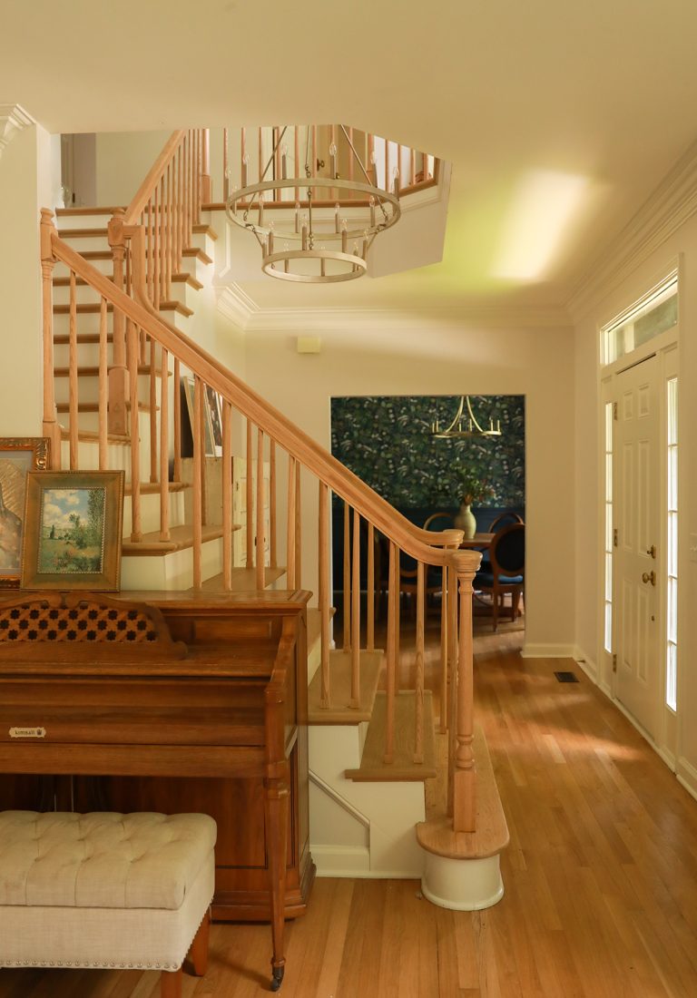 How to Choose a Wood Handrail for a Residential Staircase